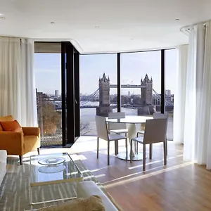 Cheval Three Quays At The Tower Of ***** Londres